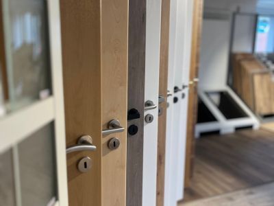 T&uuml;ren stehen nebeneinander in einem Showroom &ndash; zeigt Produktauswahl f&uuml;r T&uuml;ren und Fenster im Fachhandel