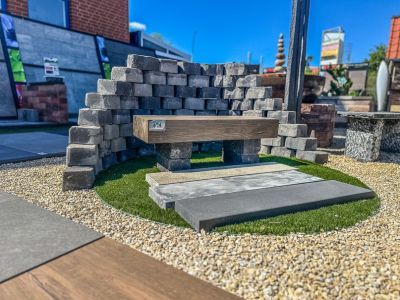 Ziegel und Bank auf Kies und Kunstrasen &ndash; zeigt Gestaltungselemente f&uuml;r Garten- und Landschaftsbauprojekte