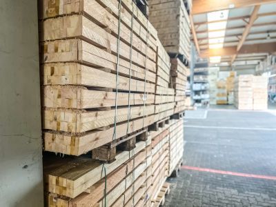 Holzbohlen sind ordentlich im Lager gestapelt &ndash; zeigt Vorrat und Lagerung von Holz f&uuml;r Bau und Innenausbau