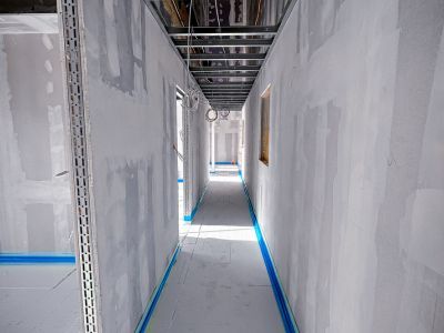 Unfertiger Innenraum mit offenen W&auml;nden &ndash; zeigt den Fortschritt und die Struktur im modernen Trockenbau