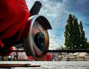Winkelschleifer schneidet Metallst&auml;be, Funken fliegen, zeigt Einsatz von Maschinen im Bauhandwerk drau&szlig;en