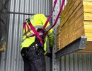 Sicherheitsausr&uuml;stung wie Helm und Handschuhe im Einsatz, zeigt Bedeutung von Schutzma&szlig;nahmen auf Baustellen