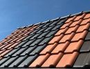 Dachkonstruktion mit Ziegeln und Holzrahmen, zeigt Aufbau und Materialien f&uuml;r wetterfestes Dachsystem