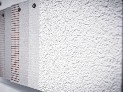 Verschiedene Putzmuster auf Tafeln ausgestellt, Vergleich von Wandoberfl&auml;chen f&uuml;r D&auml;mm- und Gestaltungssysteme
